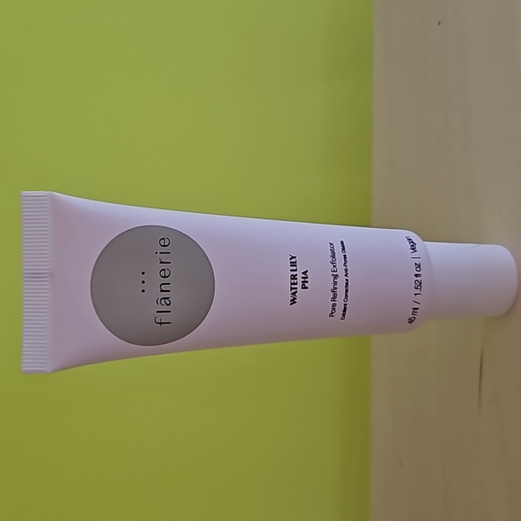 NWT Flanerie Water Lily PHA pore refining exfoliator, 45ml/1.52 fl oz - Picture 2 of 8